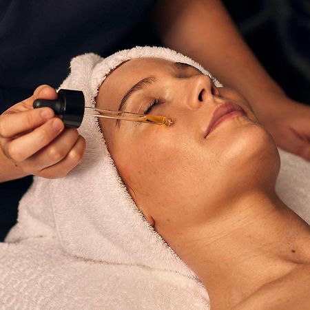 Sofitel London St James Eksteriør bilde A woman receiving a facial treatment
