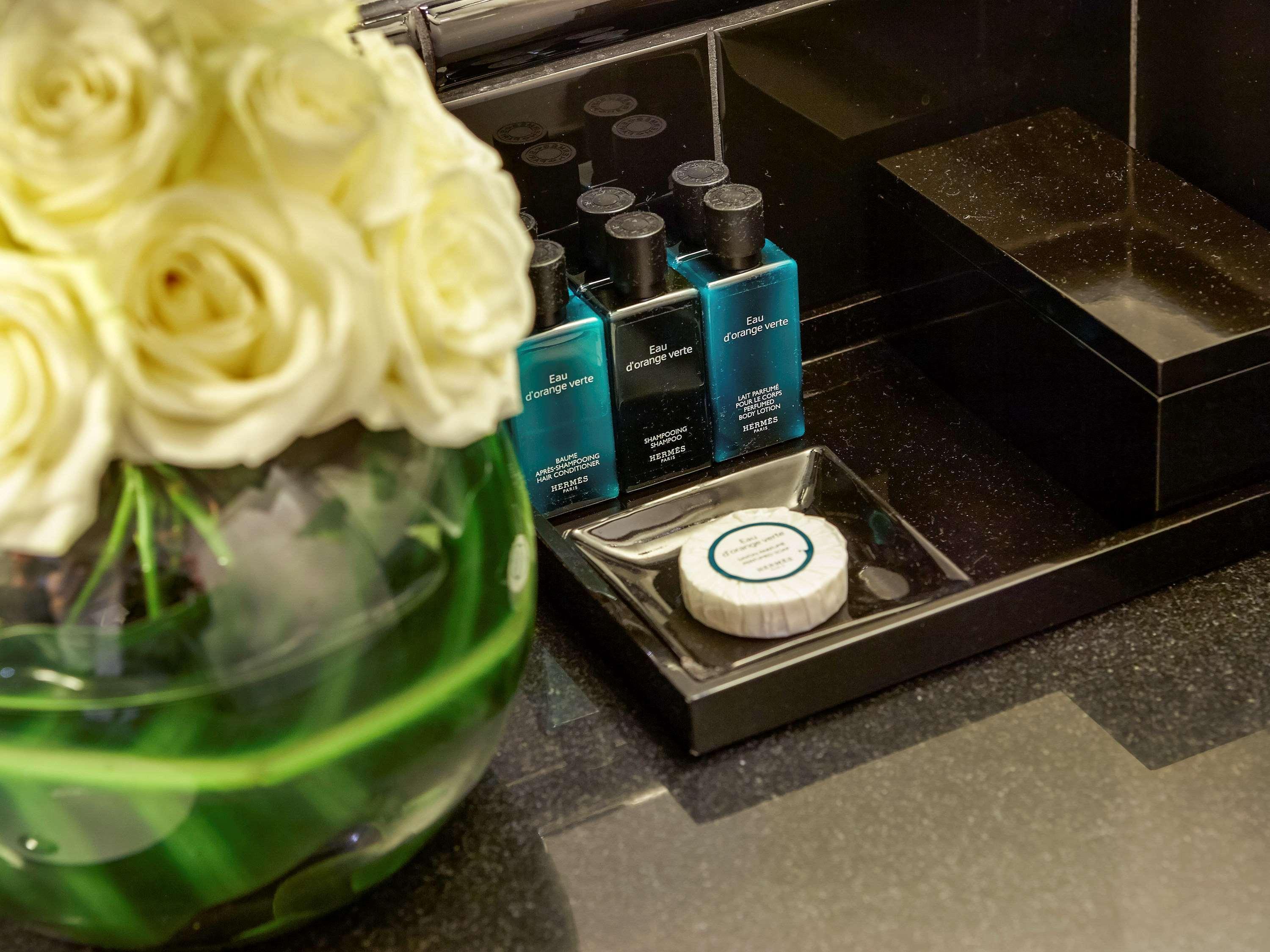 Sofitel London St James Eksteriør bilde A selection of amenities