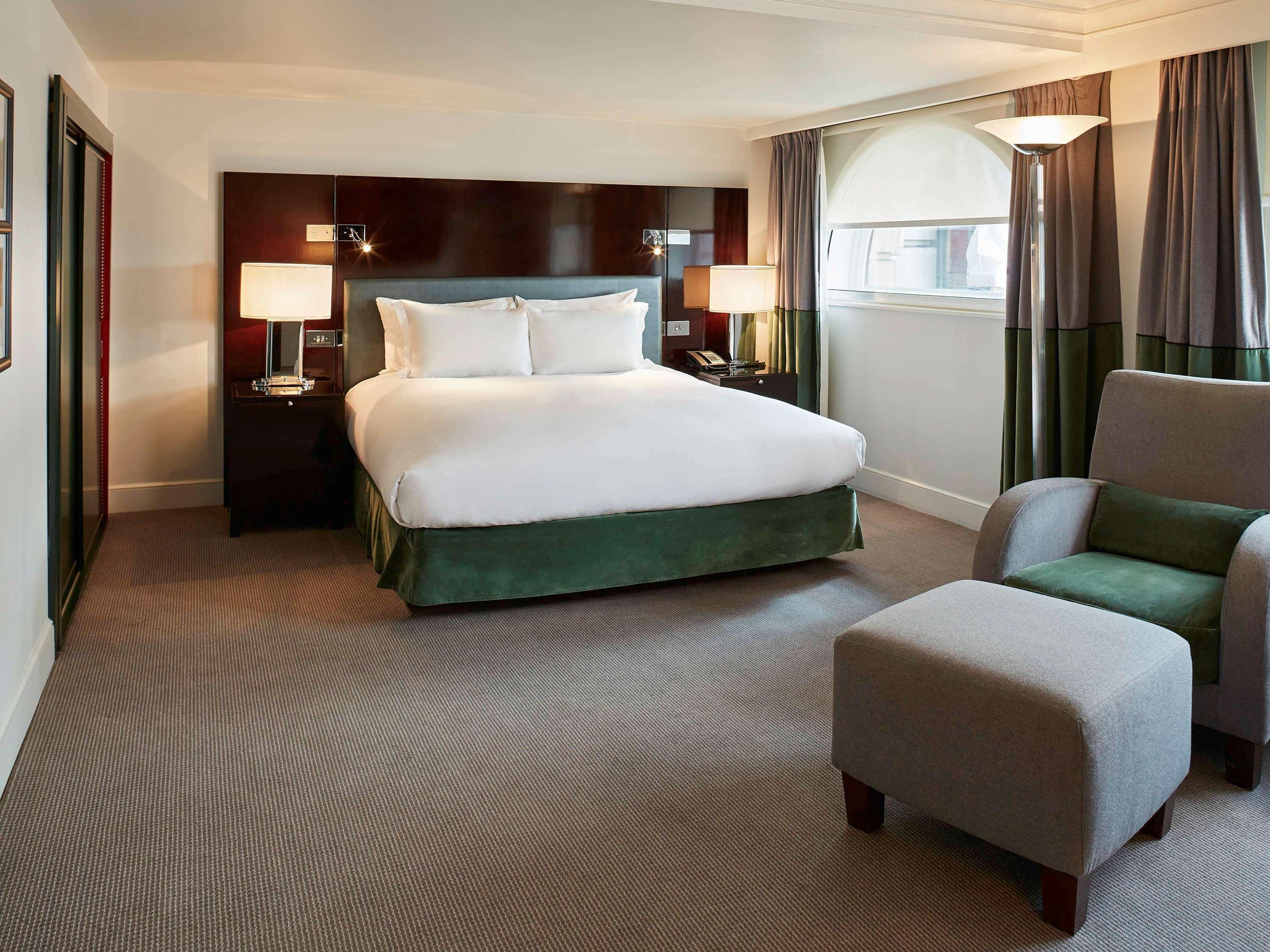 Sofitel London St James Eksteriør bilde A bedroom at the InterContinental London Park Lane
