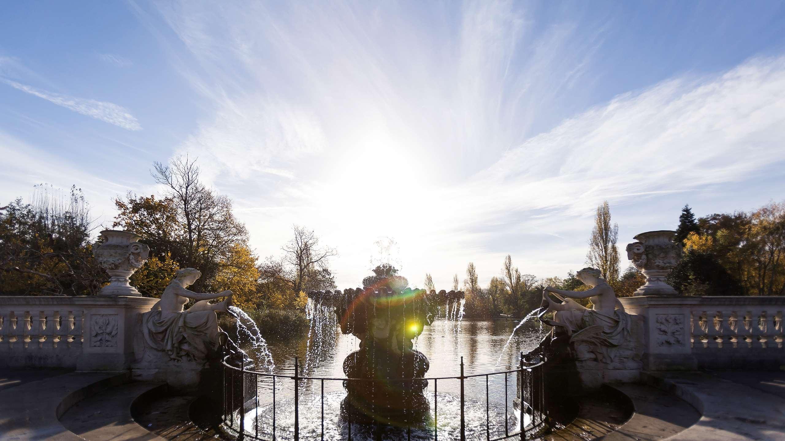 Sofitel London St James Eksteriør bilde The fountain at the centre of the lake