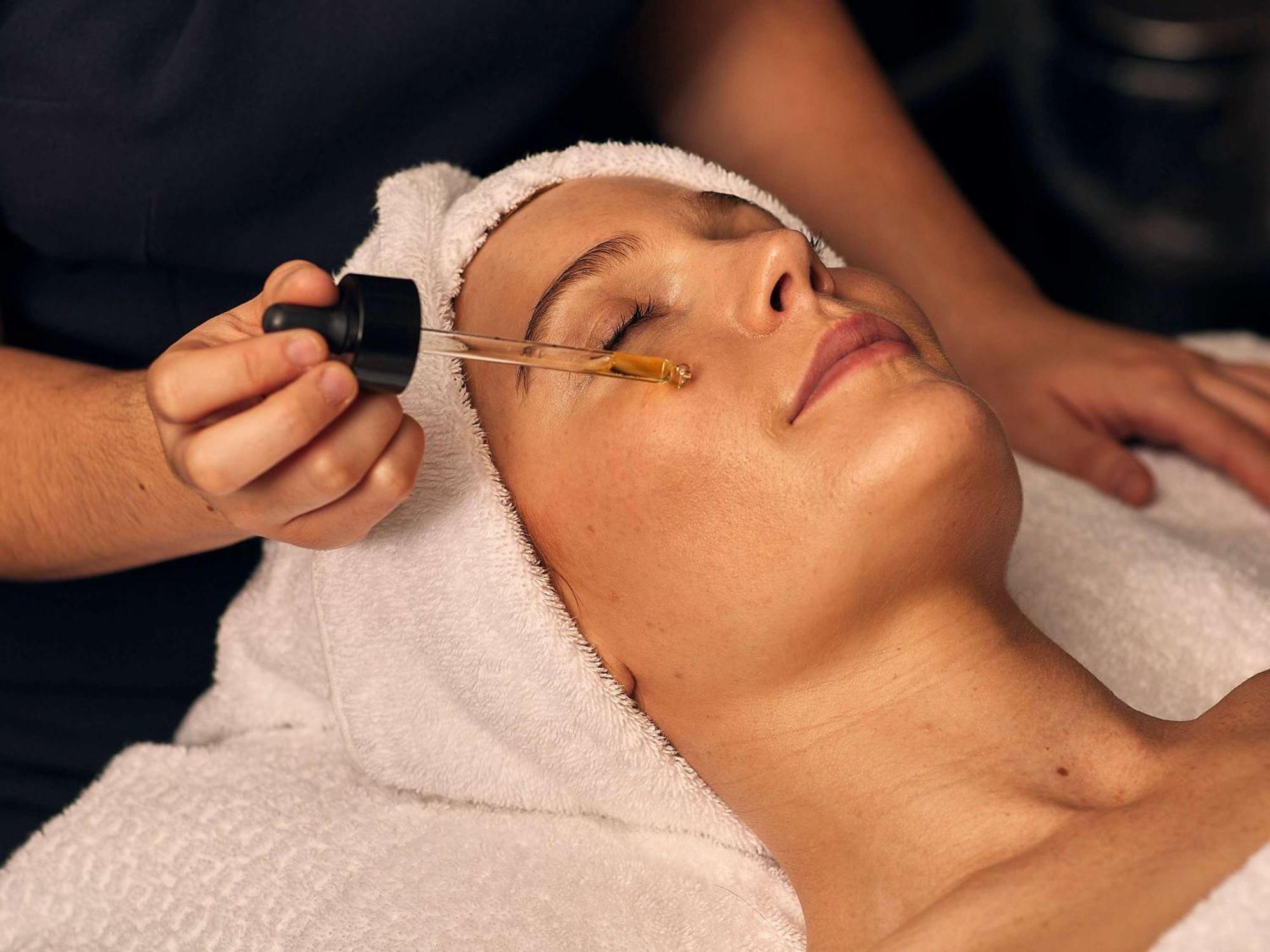 Sofitel London St James Eksteriør bilde A woman receiving a facial treatment