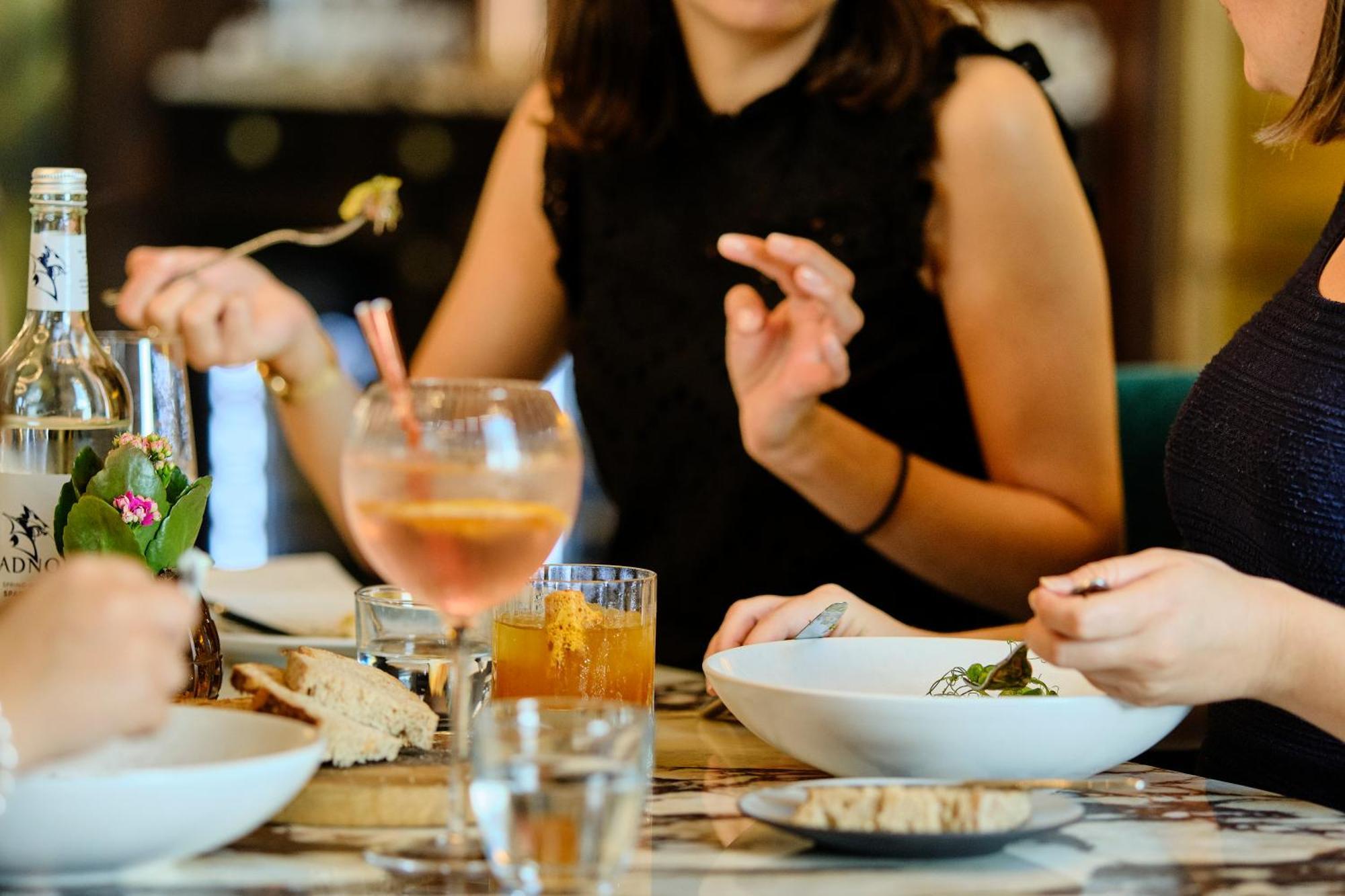 Sofitel London St James Eksteriør bilde A woman eating with a knife and fork