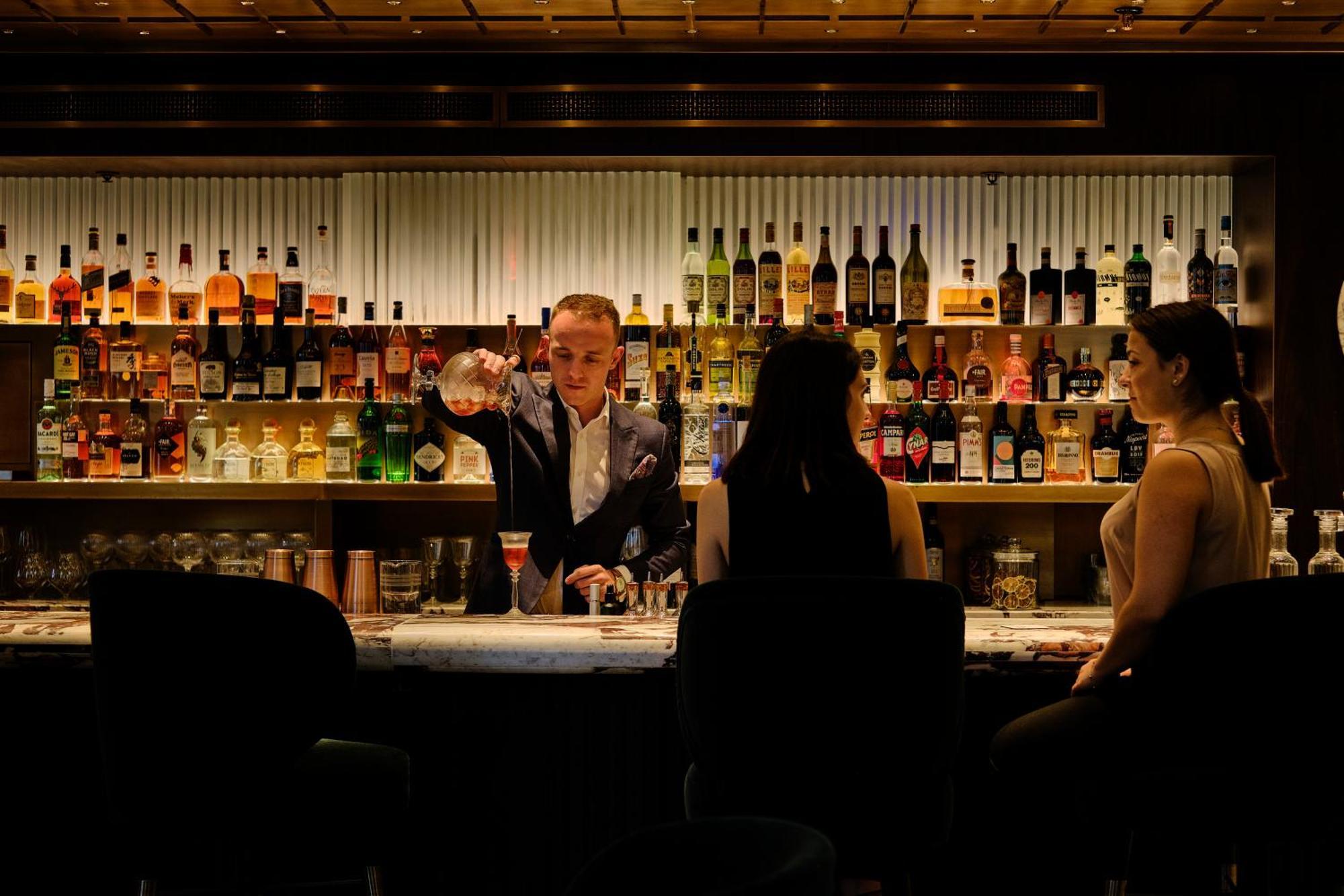 Sofitel London St James Eksteriør bilde A bartender at work