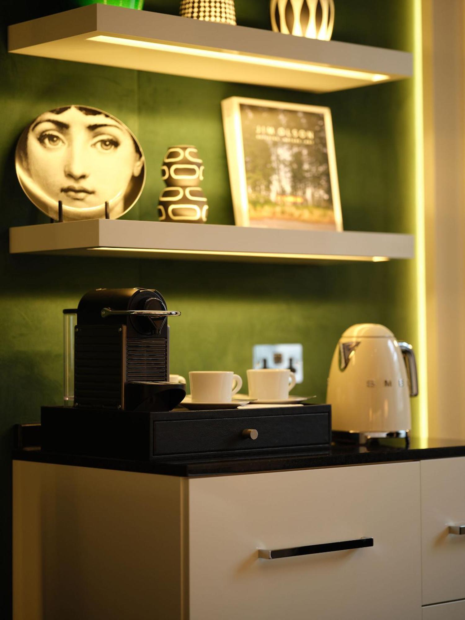 Sofitel London St James Rom bilde A Nespresso machine