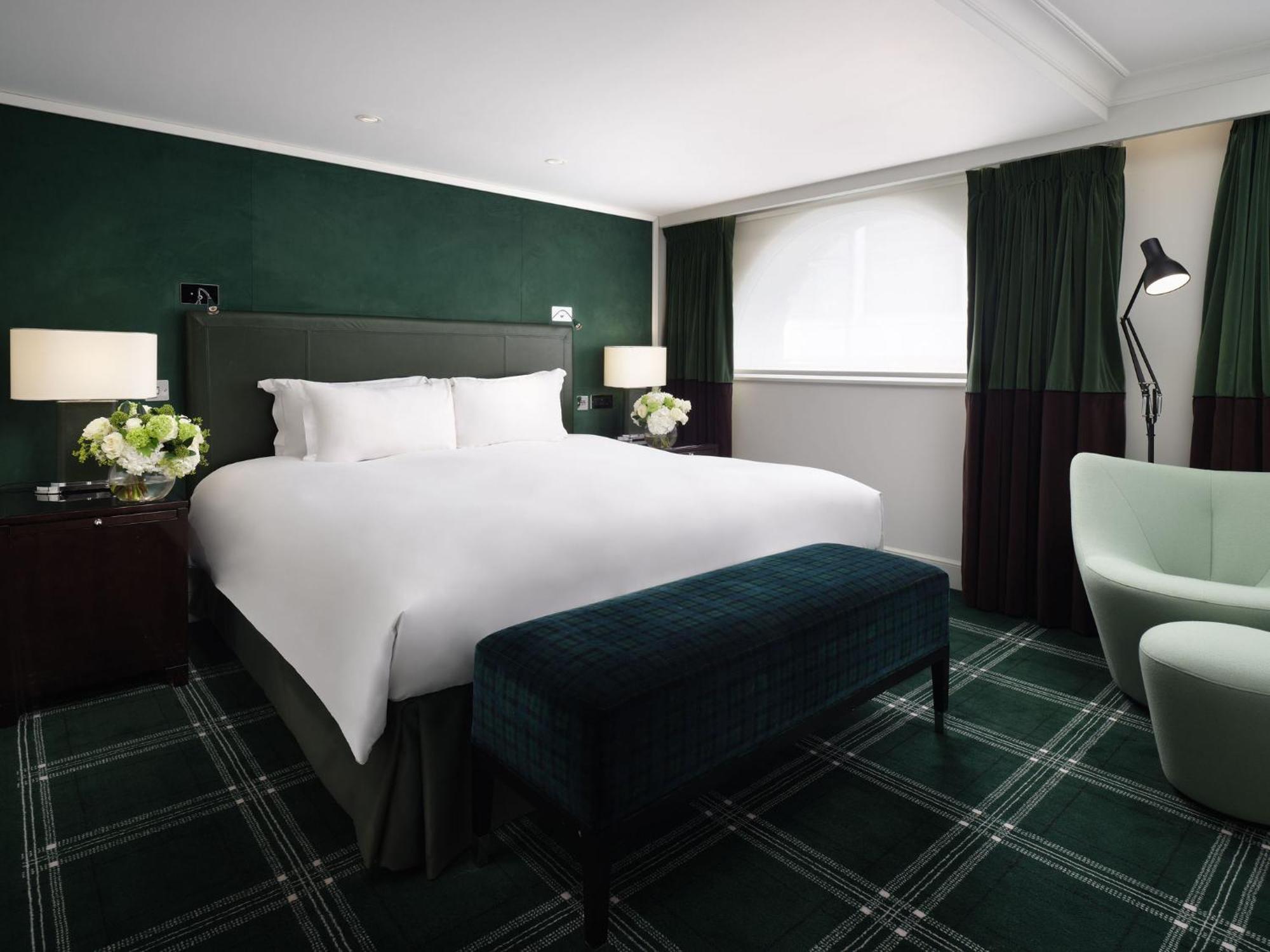 Sofitel London St James Rom bilde A bedroom at The Stafford London